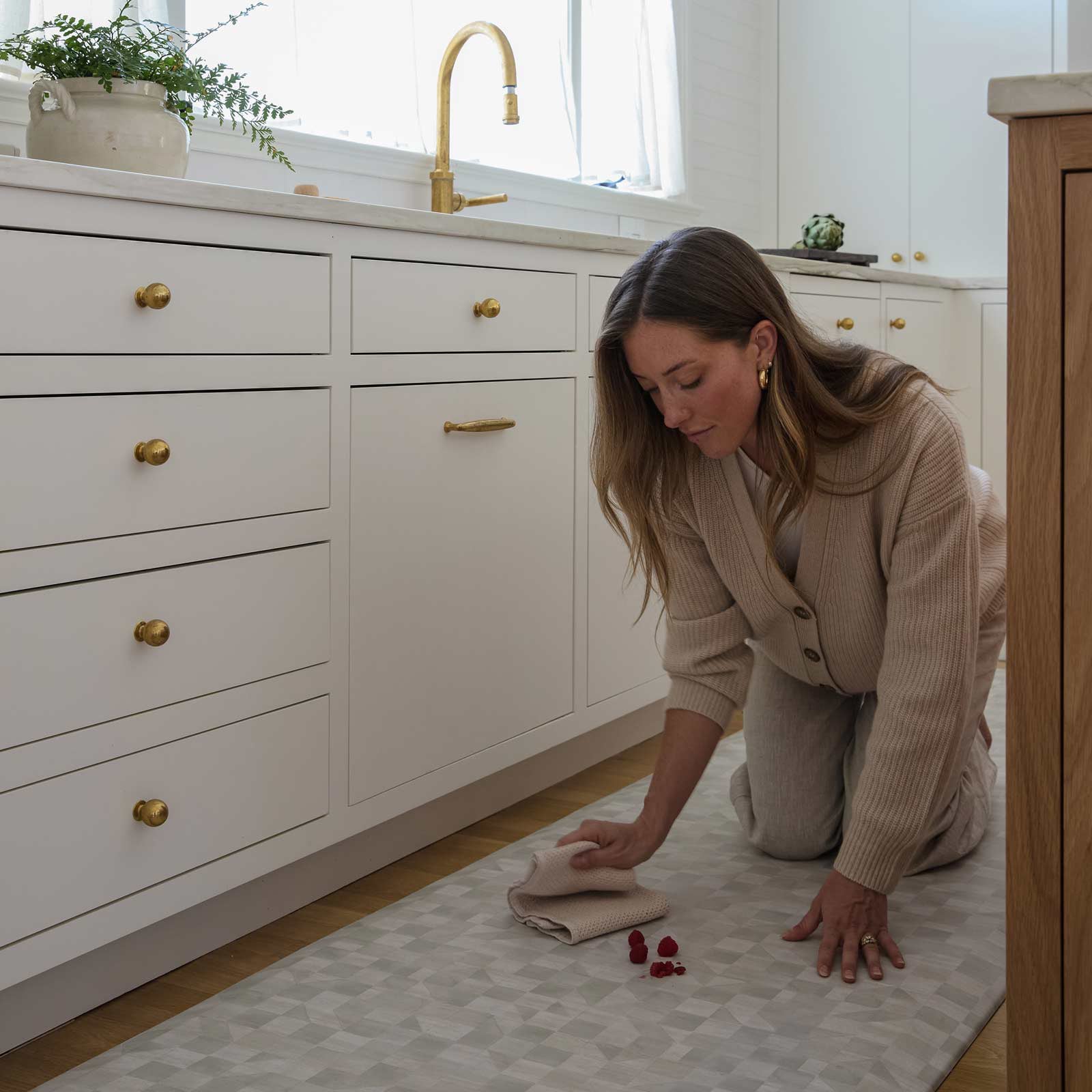 
Easy Wipe Clean Surface
Spill Proof
Unlike fabric alternatives, there’s no need to launder these mats. Instead, wipe clean with your favorite all purpose cleaner or mild dish soap and dry with a cloth.
